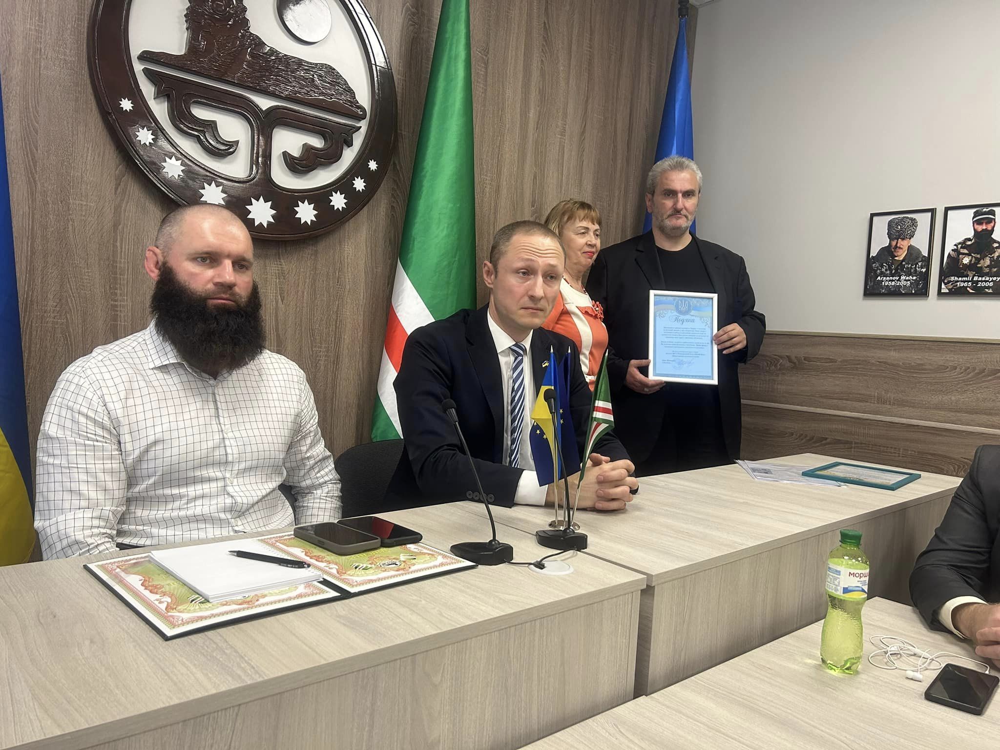 Известный американский фотограф и меценат Сергей Мельникофф принят в гражданство Ичкерии, а Борис Стомахин получил новый чеченский паспорт