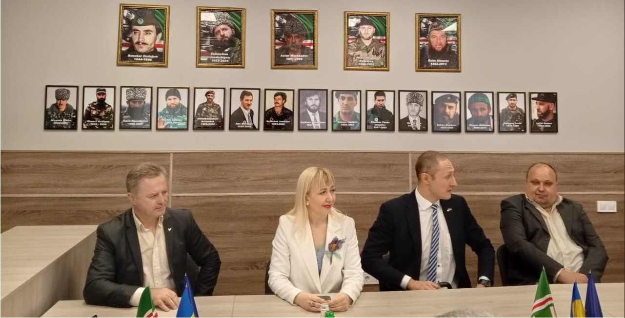 Известный американский фотограф и меценат Сергей Мельникофф принят в гражданство Ичкерии, а Борис Стомахин получил новый чеченский паспорт